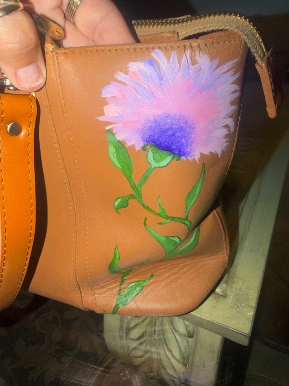 💯 Burberry Tan Leather Shoulder Bag with Hand-Painted Purple Floral Accents - Picture 13 of 16